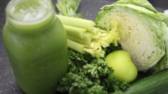 青汁VSサラダ　食物繊維やビタミンを効率的に摂れるのはどっち？